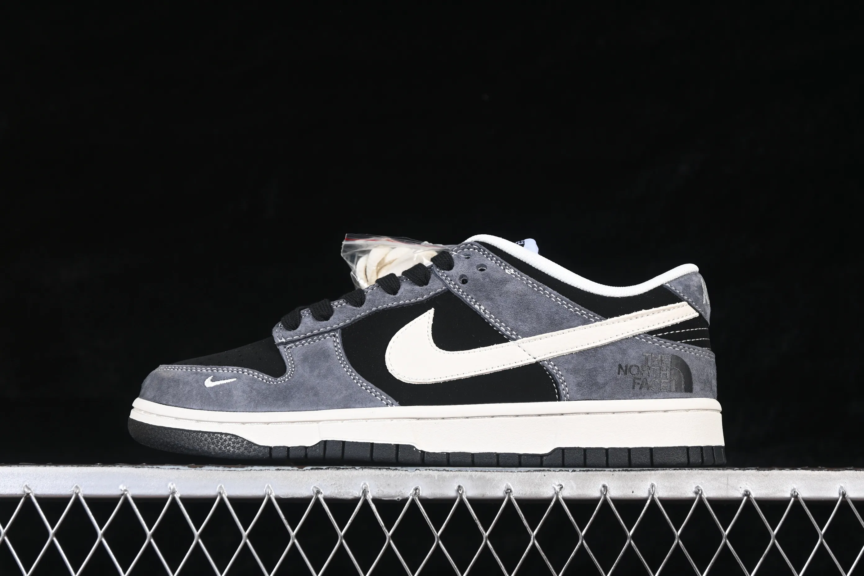 All Categories Nk SB Dunk Series Nk SB Dunk Low High-end Customized Low-top Sneakers Nike SB Dunk Low North Face Co-branded Gray Black Pig Eight Anniversary High-end Customized Low-top Casual Sneakers DN3168-006